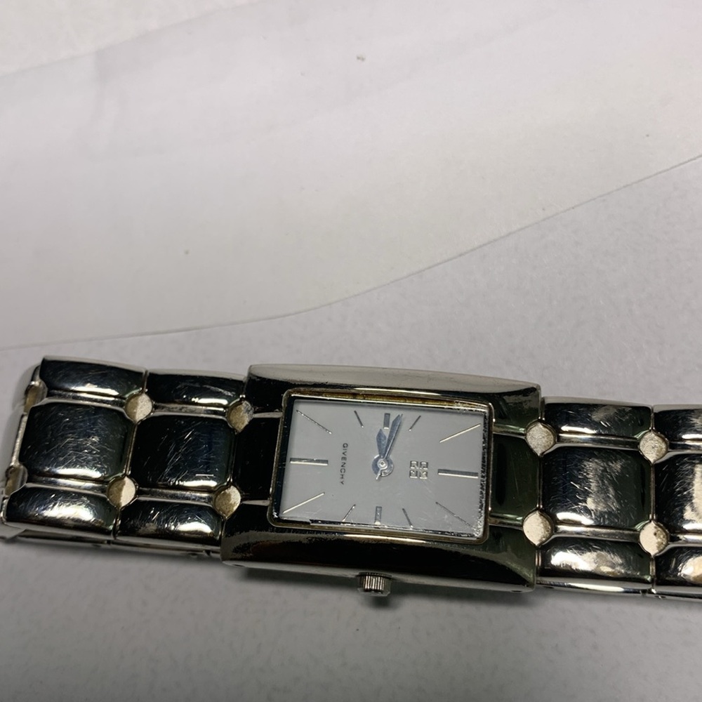Givenchy watch silver tone and shell pearl front face. - Picture 12 of 12